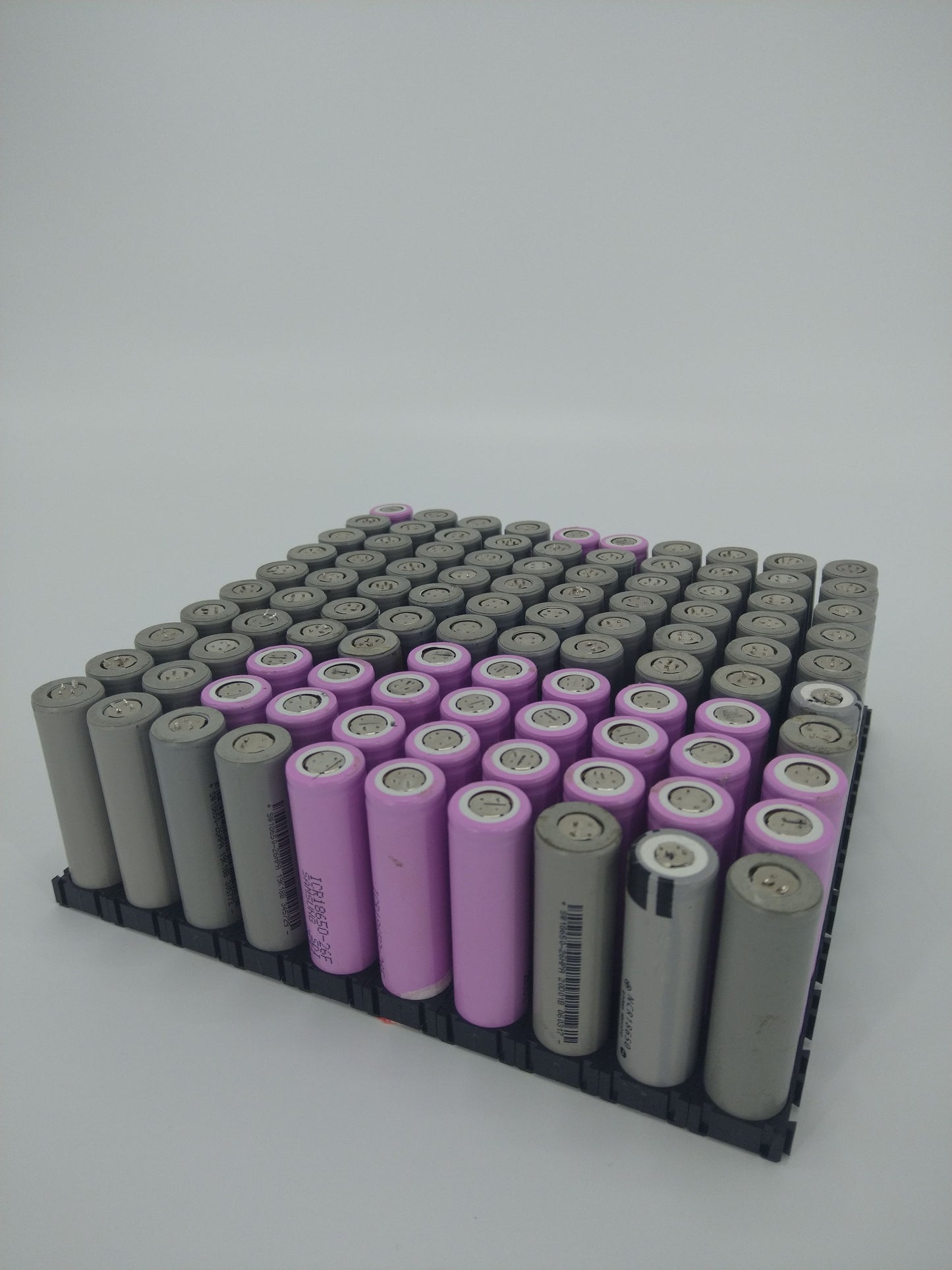 100x 18650 Cells + 200 modular cell holders